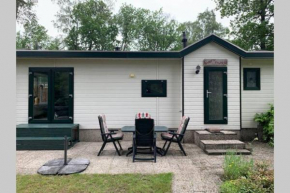 Ruim chalet op de Veluwe in Beekbergen op recreatiepark Topparken met vrije tuin en eigen parkeerplaats